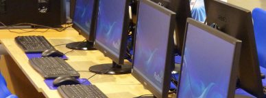 De Tomasz_Mikolajczyk vía Pixabay (https://pixabay.com/es/ordenadores-monitores-lo-equipo-332238/) - Dominio Público